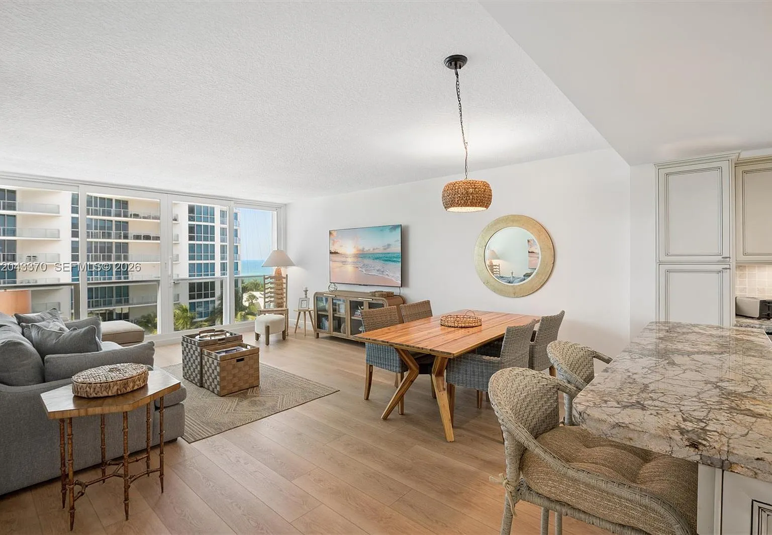 Alexander Towers Condo — Photo 4