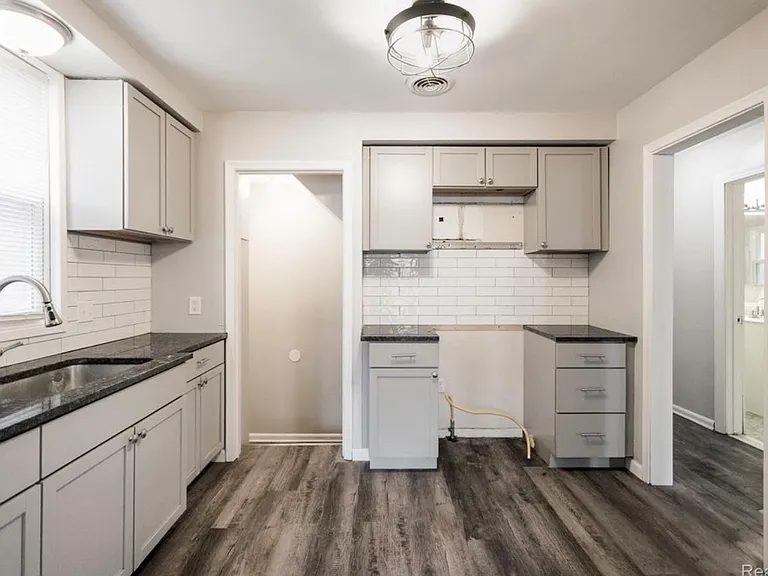 17136 Birchcrest Dr — Photo 11