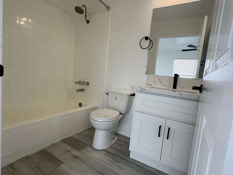 VRA27 LLC- "Villa Regency Apartments" — Photo 7