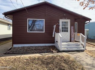 822 8th St NE, Watertown, SD 57201