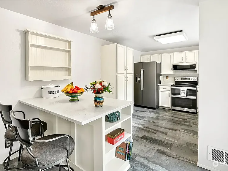 Kitchen, island/breakfast bar