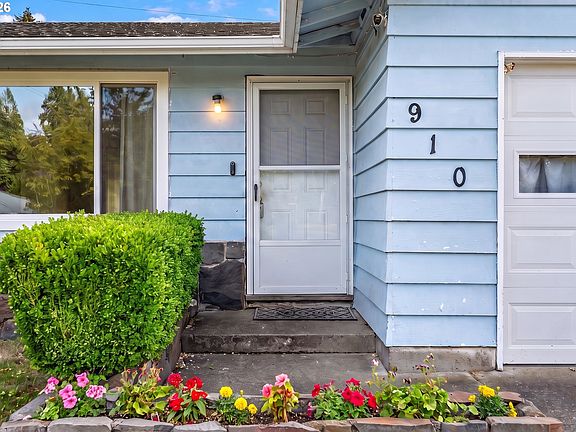 3rd image of 910 SE 214th Ave