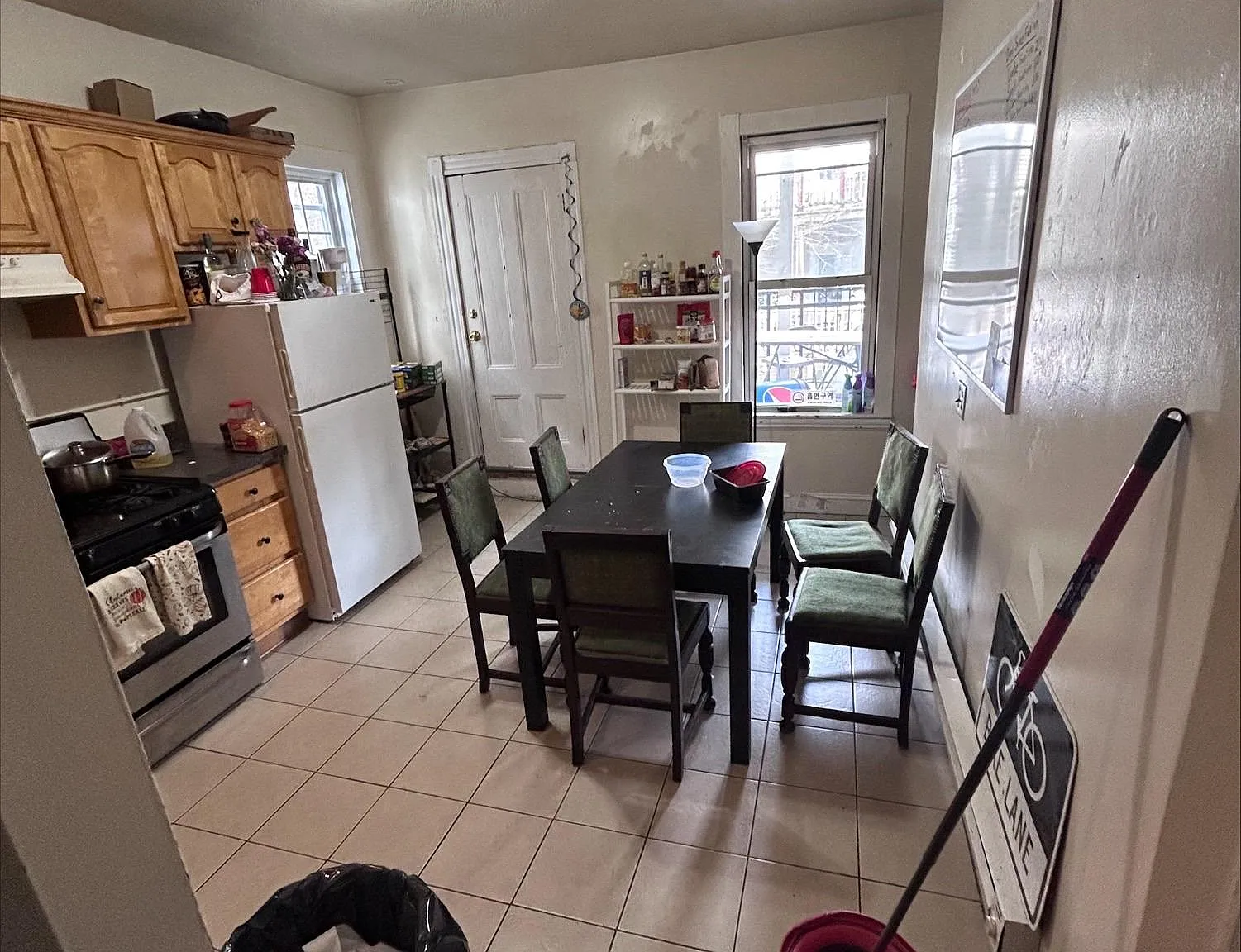 4 bed, 1200 sqft, $5,700 — Photo 2