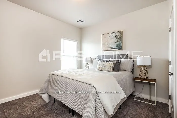 990A Elowyn St — Photo 12