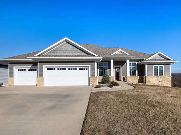 2055 Creek Wood Dr, Dubuque, IA 52003