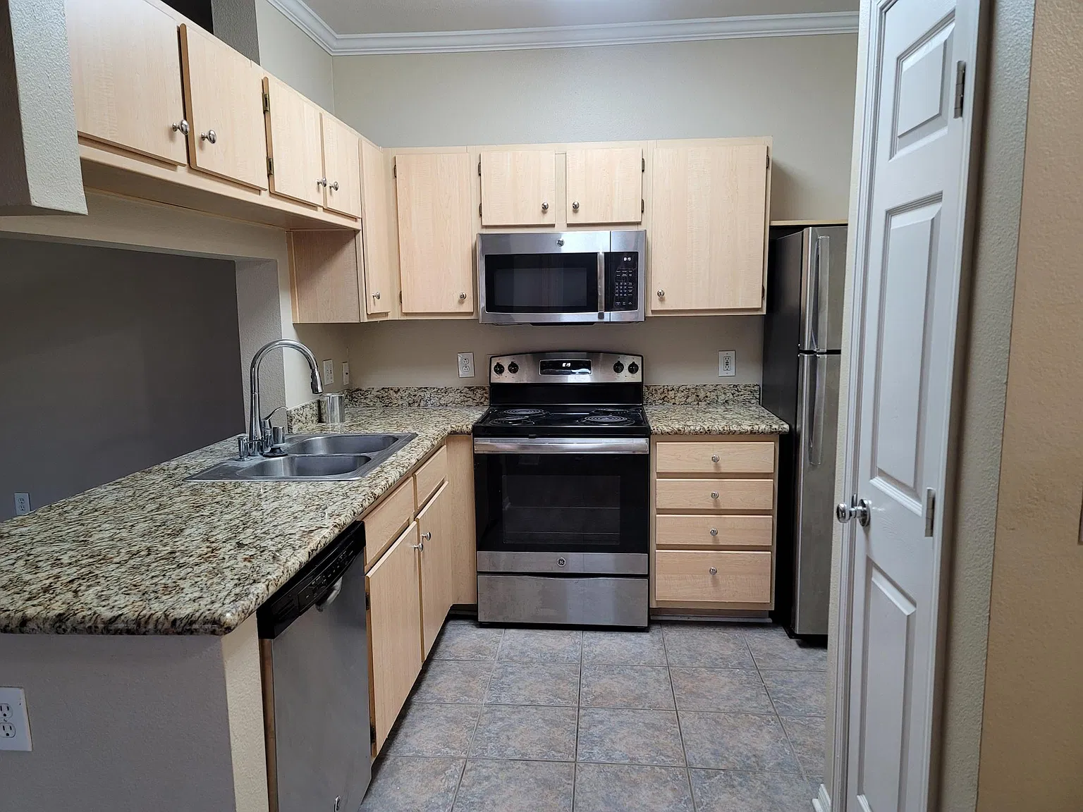 2 bed, 1041 sqft, $2,150 — Photo 3
