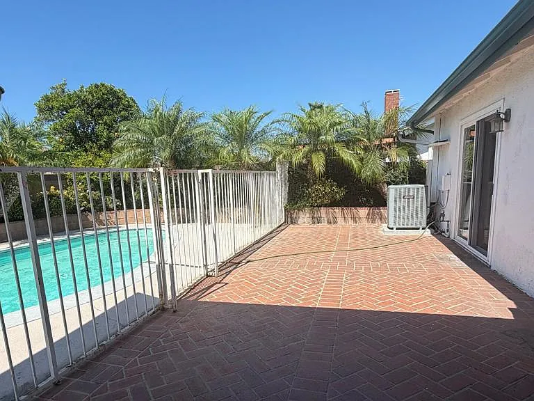 11546 Wyandotte St — Photo 22