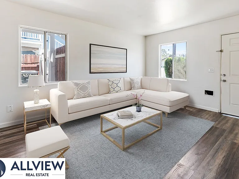 452 South Shaffer Street — Photo 1