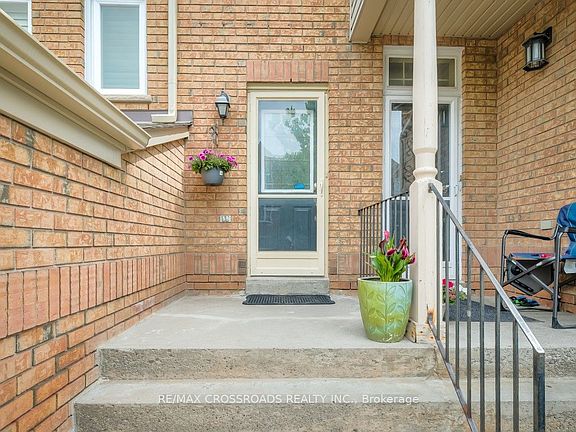 3rd image of 8 Larissa Ct