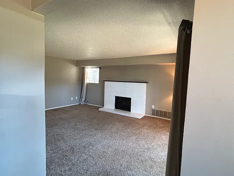 600 Manhattan Dr #D2 — Photo 4