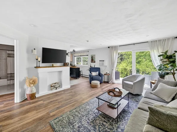 60 Edgelawn Ave APT 5, North Andover, MA 01845