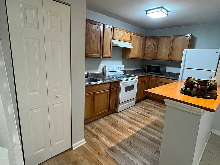 207 Newtowne Sq — Photo 5