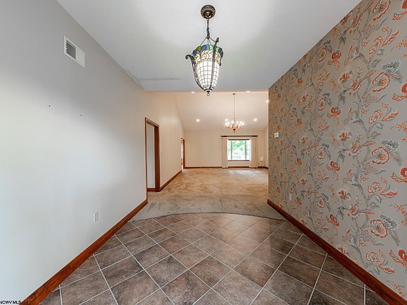 5th image of 262 Deerfield Cir
