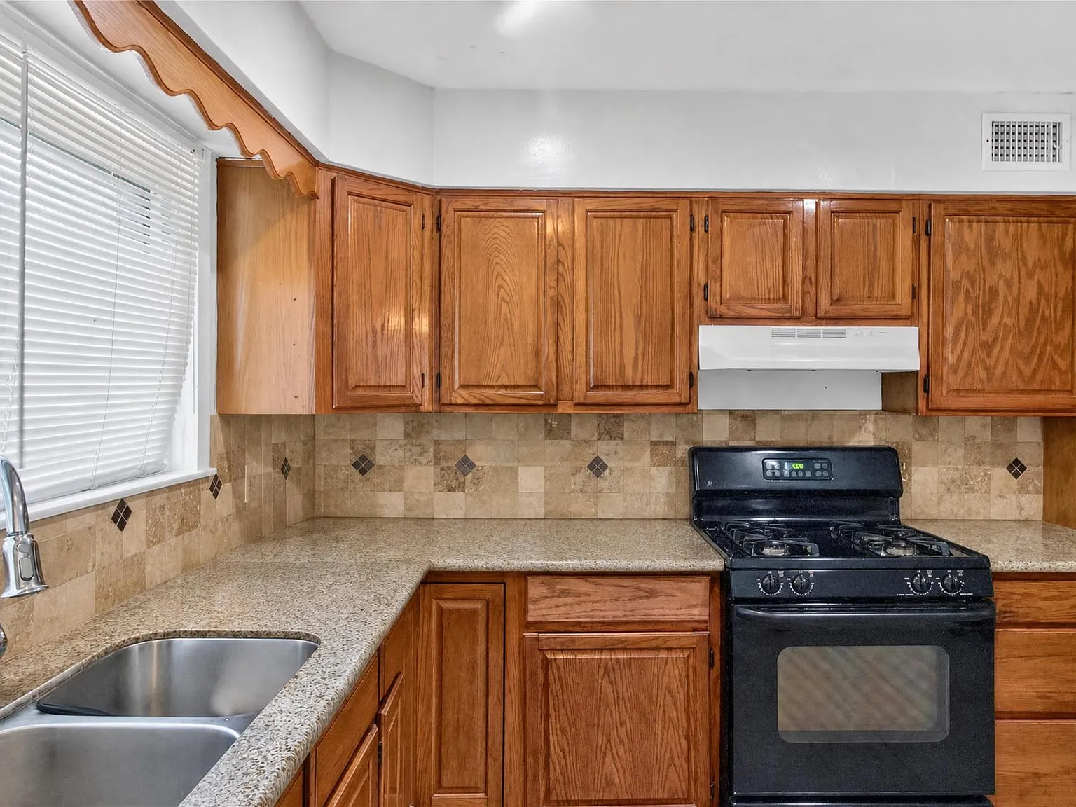 3 bed, 1.5 bath, 1660 sqft, $1,800 — Photo 1