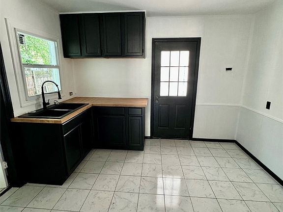 4th image of 902 Burch St