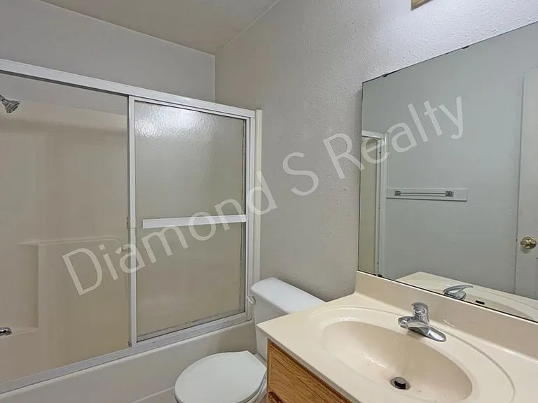 422 S Washington Ave — Photo 8