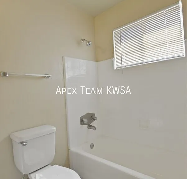 1211 E 9th St #6 — Photo 16