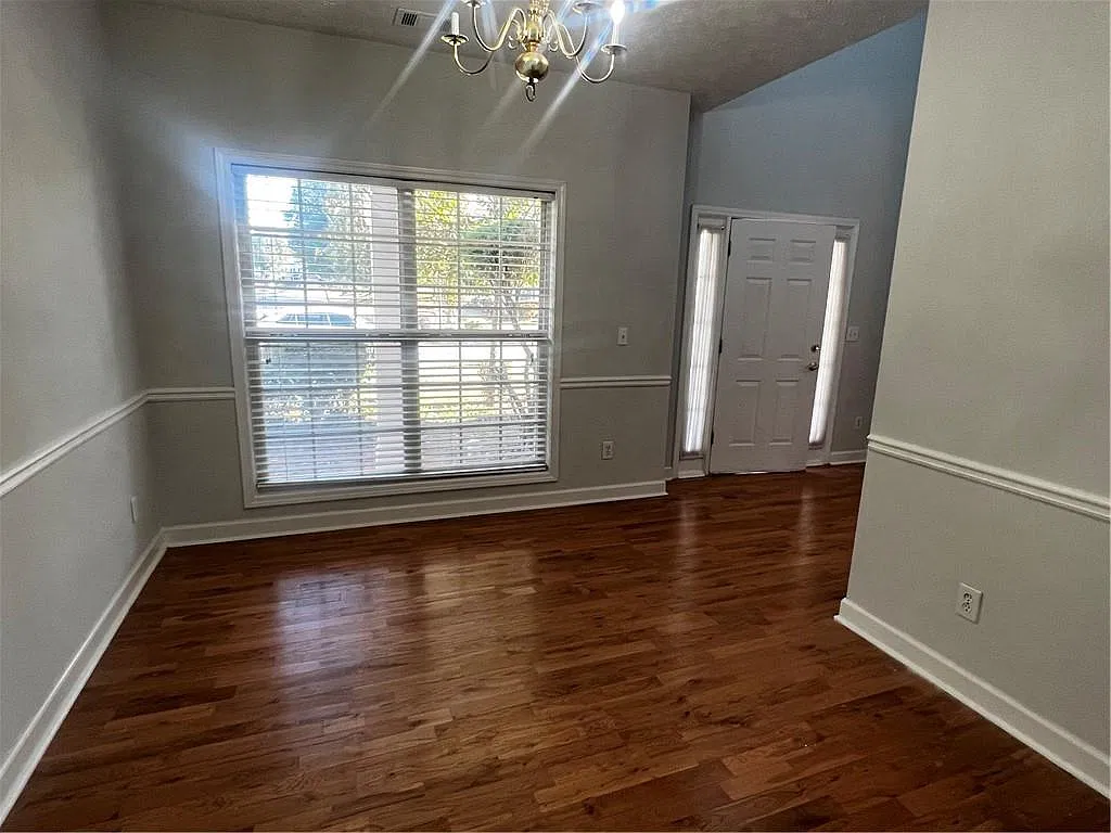 4 bed, 2.5 bath, 1958 sqft, $2,250 — Photo 3