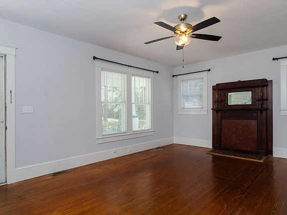 3rd image of 914B Bonham Ave