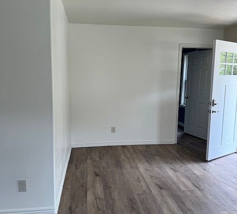 Entrance and livingroom area