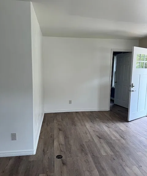 Entrance and livingroom area