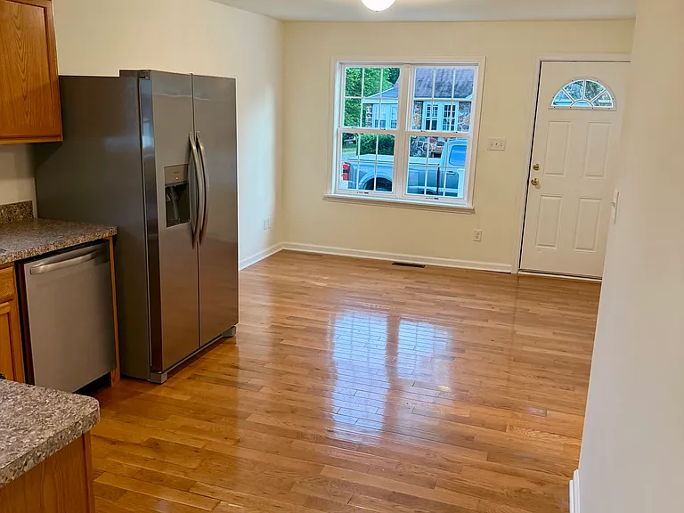 102 E Wallace Ave — Photo 2