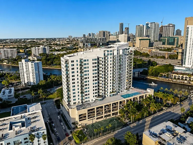 10 SW South River Dr #1708 — Photo 3