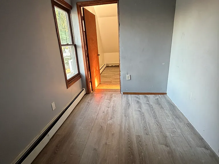 229 Oxford Ave — Photo 3
