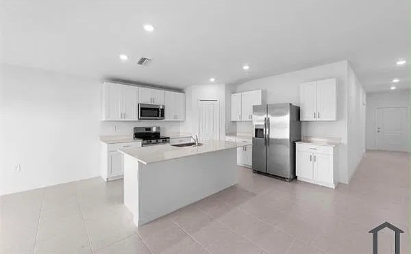 4 bed, $2,100 — Photo 2