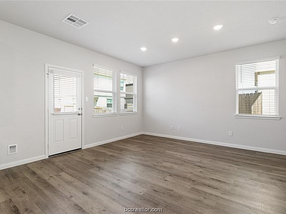 5th image of 1415 Desire Ln