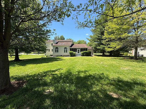 3rd image of 136 Bonnie Brae Rd