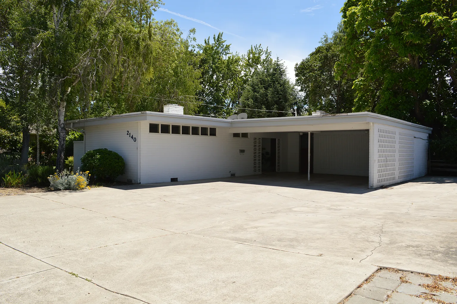 2140 Oakwood Dr photo 1