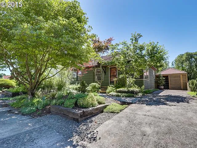 9240 SE Taylor St photo 1