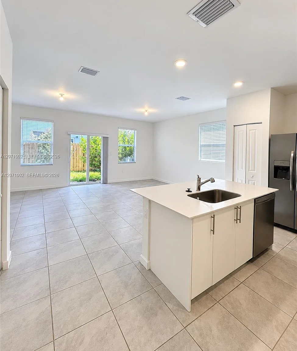 4 bed, 3.0 bath, 1615 sqft, $2,500 — Photo 4