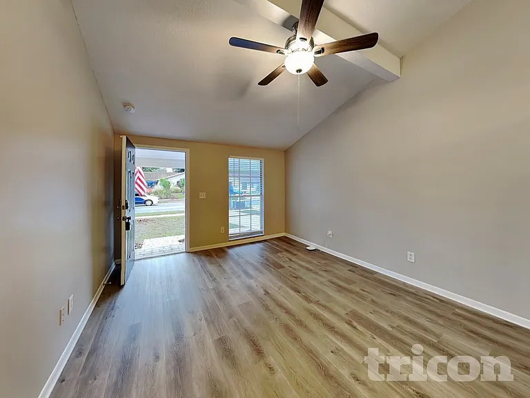 16013 Woodpine Dr — Photo 5