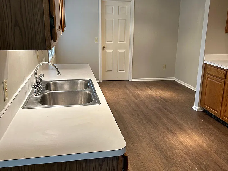 205 Stratford Rd — Photo 4