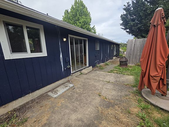 3rd image of 3945 Oak St