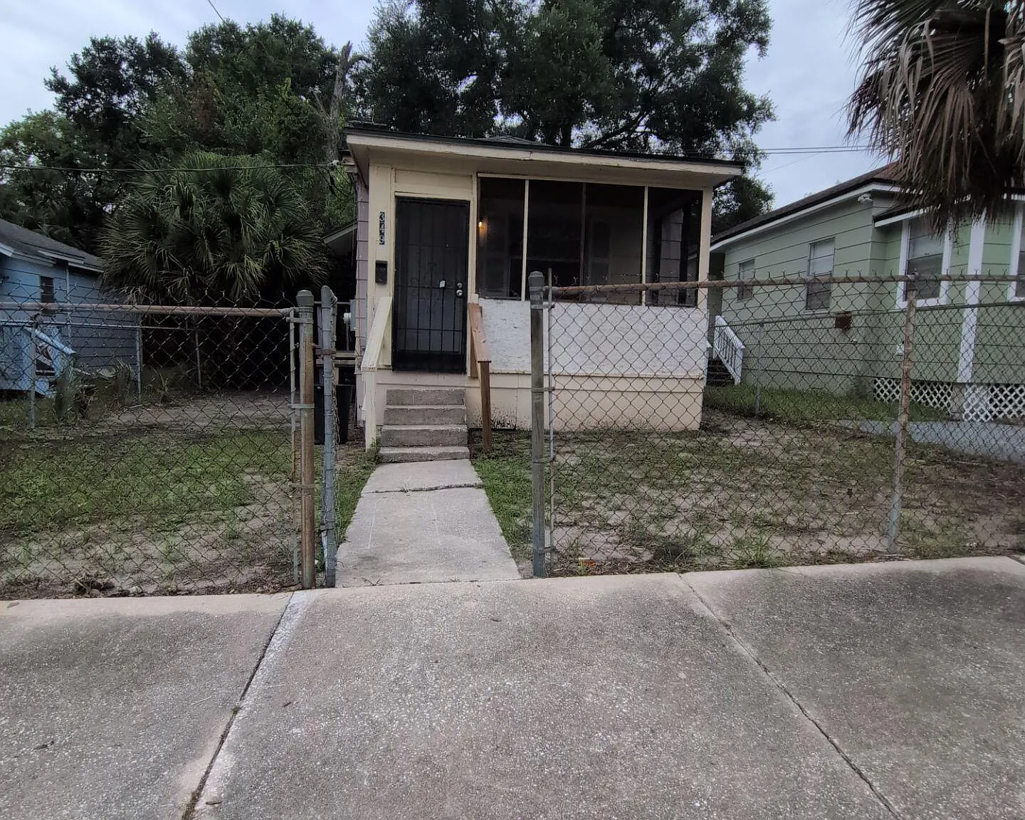 2 bed, 1.0 bath, 704 sqft, $999 — Photo 1