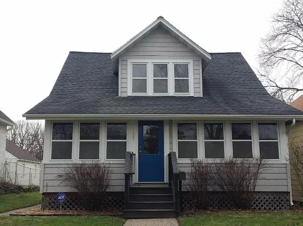 1307 Woodbridge St, Saint Paul, MN 55117