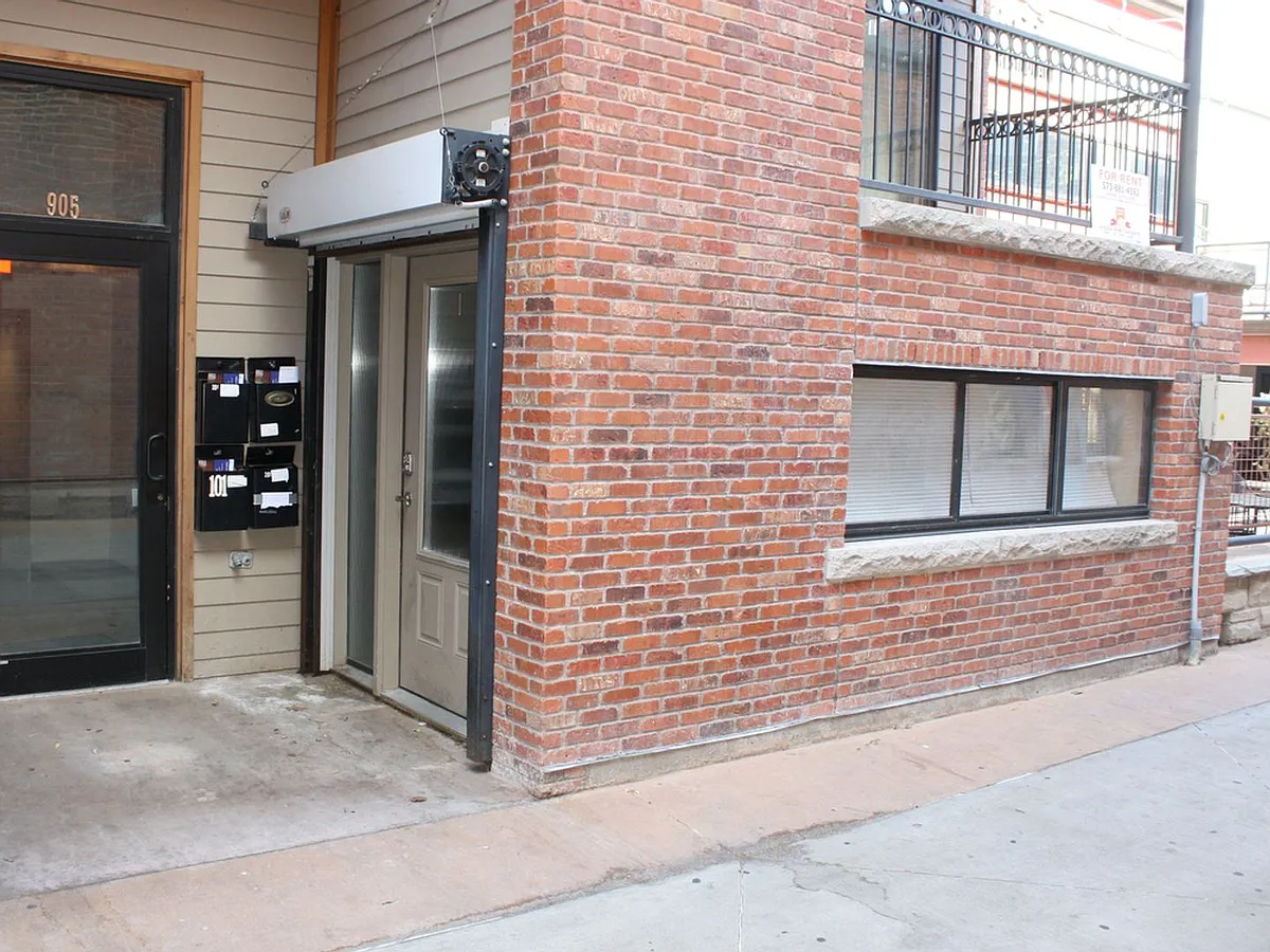Building Photo - 904 E Broadway