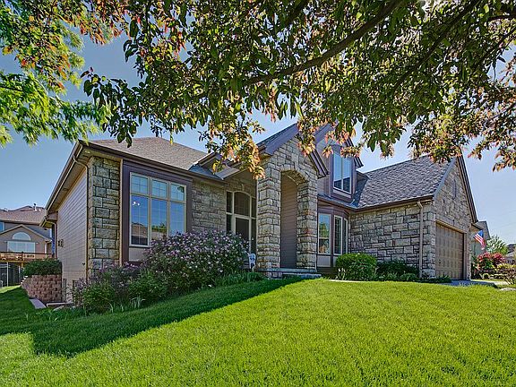 Front of home w/ stone