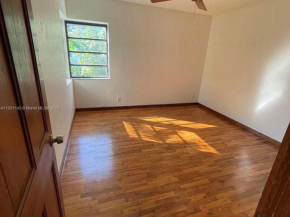 5th image of 315 SW 12th Ct