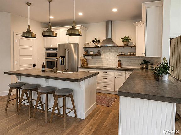 3rd image of 272 Spring House Vly