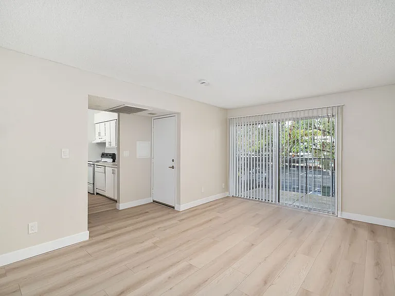 Lynwood Knolls — Photo 37