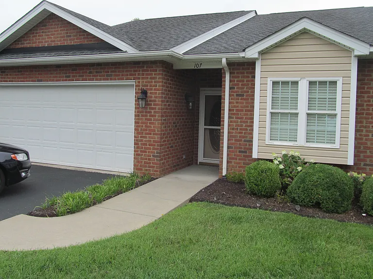 107 Berkley Ct #107 — Photo 1