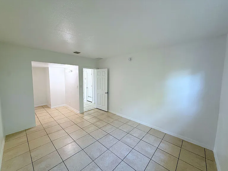 432 NW 42nd St #4 — Photo 8