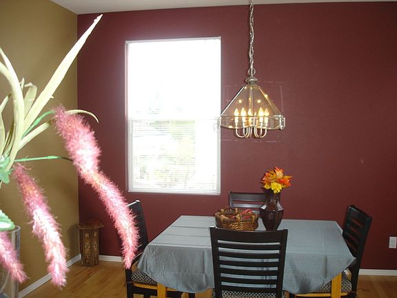 Large Dining room, 9" ceilings