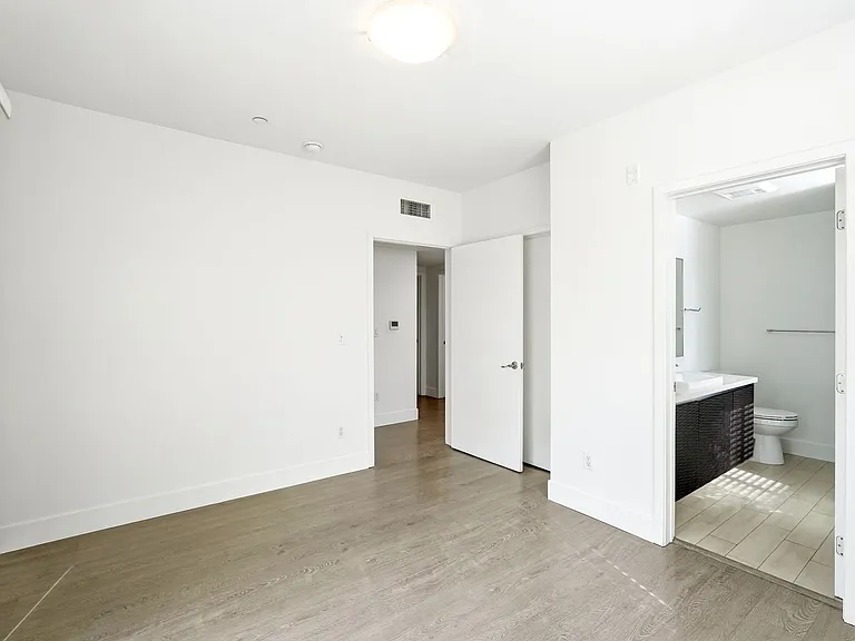 11305 Moorpark St — Photo 37
