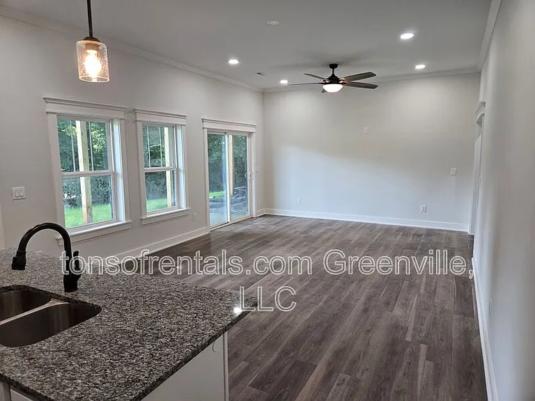 890 Crenshaw St — Photo 12