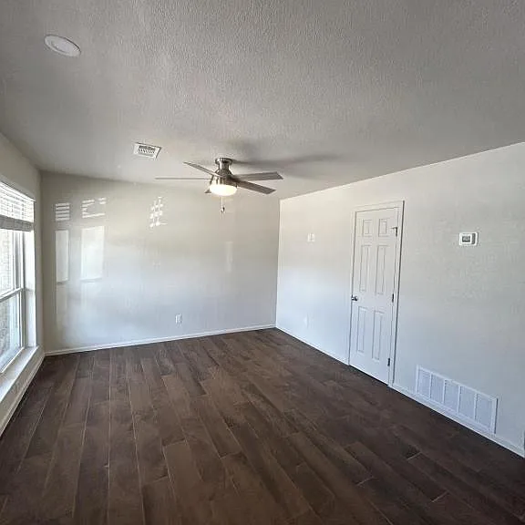1001 Lewis Dr — Photo 3
